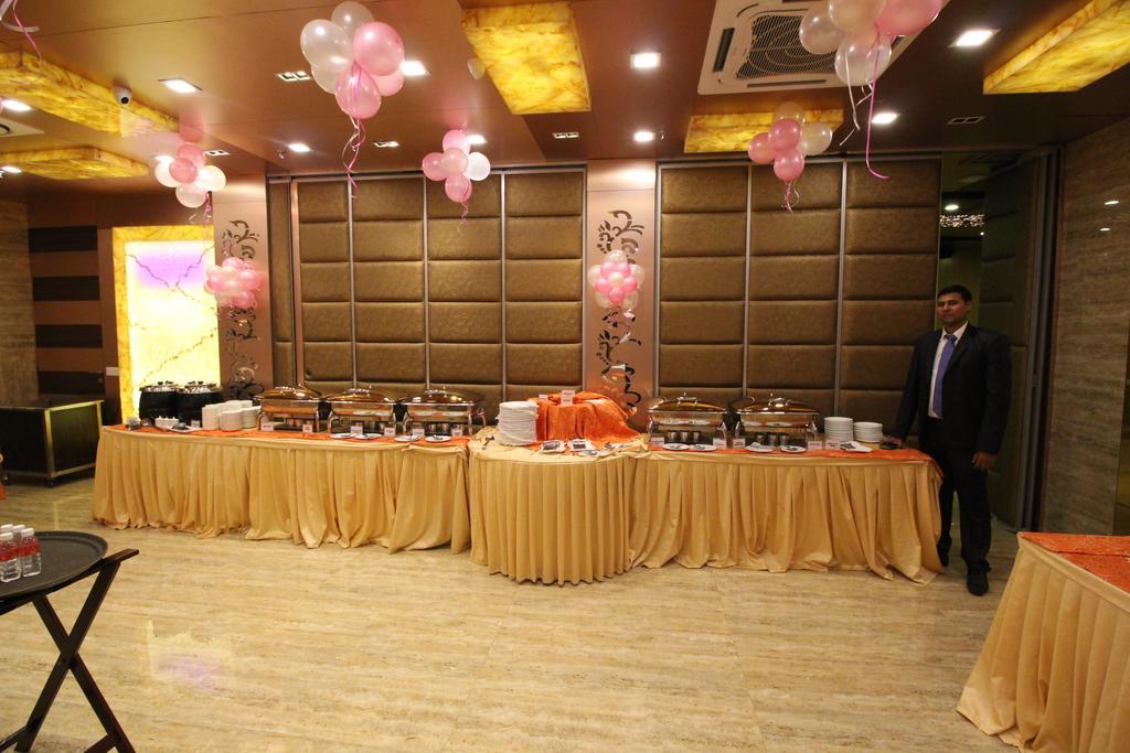 Hotel Golden Grand Delhi  Ngoại thất bức ảnh